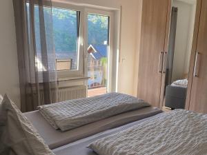 um quarto com uma cama e uma grande janela em Ferienwohnung Haus Jose em Cochem