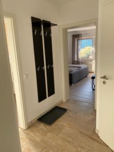 um corredor com uma porta com um quarto com uma cama em Ferienwohnung Haus Jose em Cochem