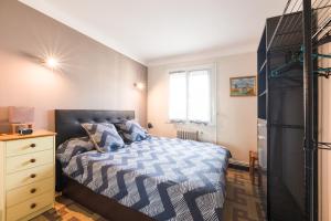 um quarto com uma cama, uma cómoda e uma janela em Appart T3 50m PLAGE JARDIN PARKING em Palavas-les-Flots