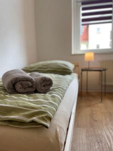 uma cama com duas toalhas em cima em Apartment am Kino em Bautzen