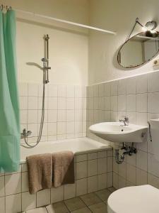 uma casa de banho com um lavatório, uma banheira e um WC. em Apartment am Kino em Bautzen