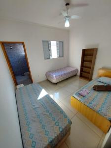 Katil atau katil-katil dalam bilik di Quartos econômicos
