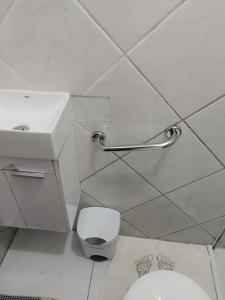 bagno bianco con servizi igienici e lavandino di Residencialpinheiro (apto 2) a Porto De Galinhas