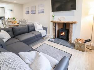 uma sala de estar com um sofá e uma lareira em 4 Railway Terrace em Conwy