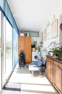 um quarto com 2 cadeiras e uma cozinha com janelas em Appart T3 50m PLAGE JARDIN PARKING em Palavas-les-Flots