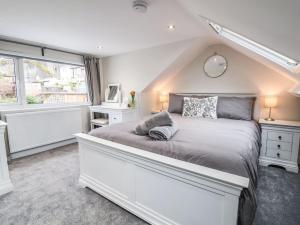 um quarto branco com uma cama grande e uma janela em 4 Railway Terrace em Conwy