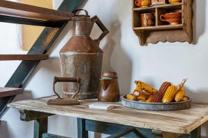 Gójar的住宿－Constitucion's Home，一张桌子,上面放着一个水壶和一碗玉米