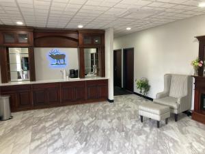 a lobby with a waiting room with a chair and a clinic at Elker Inn & Suites in Ridgway