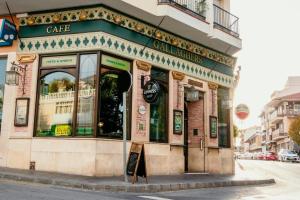 un café au coin d'une rue dans l'établissement Herreria's, à La Zubia