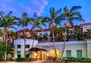 een hotel met palmbomen ervoor bij Residence Inn Fort Lauderdale SW/Miramar in Miramar