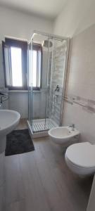 ein Bad mit einer Dusche, einem WC und einem Waschbecken in der Unterkunft Tenuta Valle Incanto in Locorotondo