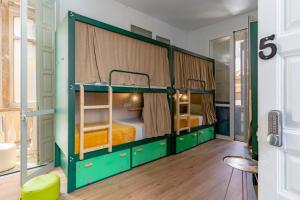 Posteľ alebo postele v izbe v ubytovaní The Urban Jungle Hostel