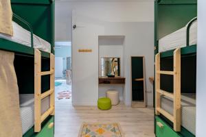 Posteľ alebo postele v izbe v ubytovaní The Urban Jungle Hostel