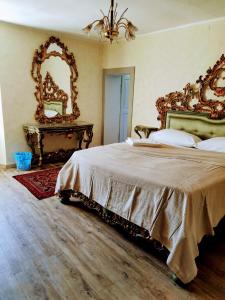 Giường trong phòng chung tại Casale storico Enzo