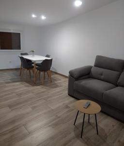 a living room with a couch and a table at Apartamento en casa Portonovo vacaciones in Portonovo