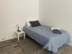 a bedroom with a bed and a table with a lamp at Piso en el centro del Vendrell. Alojamiento entero. in El Vendrell