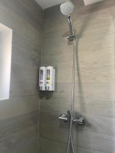 a shower with a shower head in a bathroom at Piso en el centro del Vendrell. Alojamiento entero. in El Vendrell