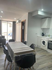 cocina y comedor con mesa y sillas en Piso en el centro del Vendrell. Alojamiento entero., en El Vendrell