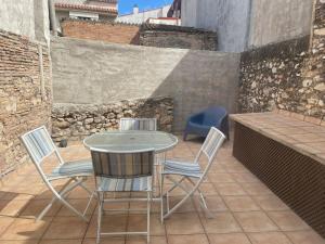 a table and chairs sitting on a patio at Piso en el centro del Vendrell. Alojamiento entero. in El Vendrell