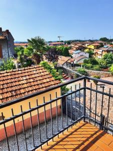 d'un balcon offrant une vue sur la ville. dans l'établissement Casale storico Enzo, à Castelnuovo del Garda