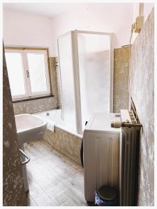 La salle de bains est pourvue de toilettes, d'un lavabo et d'une baignoire. dans l'établissement Casale storico Enzo, à Castelnuovo del Garda