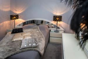 ein Schlafzimmer mit einem Bett mit zwei Lampen und zwei Tischen in der Unterkunft Starlight Boutique Hotel Pioneertown in Pioneertown