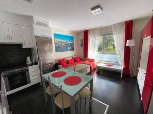 Kuchyňa alebo kuchynka v ubytovaní Apartamento de playa familiar, piscina y garaje.