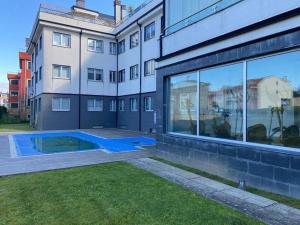 Bazén v ubytovaní Apartamento de playa familiar, piscina y garaje. alebo v jeho blízkosti