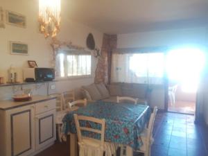 ein Wohnzimmer mit einem Tisch und einem Sofa in der Unterkunft Villetta Susy in Costa Paradiso