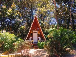 a small house in the middle of a forest at Hospedaje Santaelena -chalets de montaña- in Santa Elena