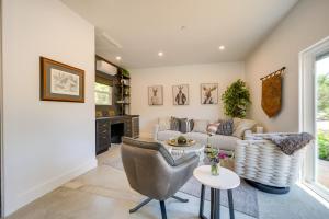 Billede fra billedgalleriet på Chic House in Spring Branch with Lush Outdoor Space! i Spring Branch