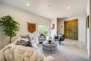 Billede fra billedgalleriet på Chic House in Spring Branch with Lush Outdoor Space! i Spring Branch