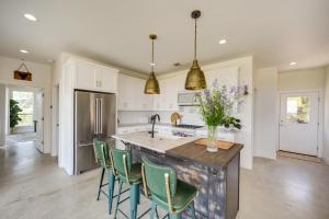 Billede fra billedgalleriet på Chic House in Spring Branch with Lush Outdoor Space! i Spring Branch + 31 billeder