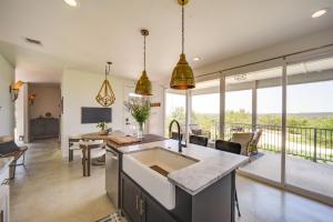 Una cocina y una sala de estar con grandes ventanales y un comedor. en Chic House in Spring Branch with Lush Outdoor Space!, en Spring Branch