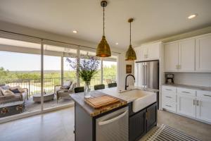 cocina con vistas a la sala de estar en Chic House in Spring Branch with Lush Outdoor Space!, en Spring Branch