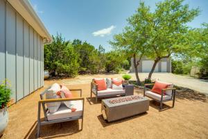 Un patio con tres sillas y una otomana. en Chic House in Spring Branch with Lush Outdoor Space!, en Spring Branch