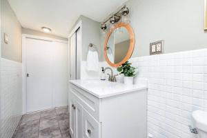 O baie la Cozy Family Cottage - Historic Top of The Hill +32 fotografii