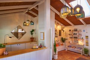 Il comprend une cuisine dotée de plafonds en bois et de lampes suspendues. dans l'établissement Ojai Rancho Inn, à Ojai