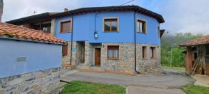 リャネスにあるLlanes-Llumedianの石造りの青い家