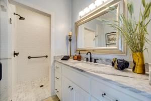 un baño con lavabo y espejo en Chic House in Spring Branch with Lush Outdoor Space!, en Spring Branch 31 fotos más