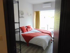 een slaapkamer met een stapelbed met rode kussens bij Hotel El Mirador del Nalon in San Román