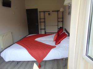 een slaapkamer met een groot bed met rode kussens bij Hotel El Mirador del Nalon in San Román