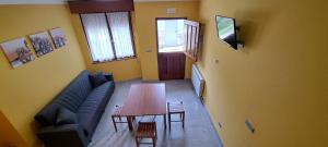 リャネスにあるLlanes-Llumedianのソファとテーブルのあるリビングルーム