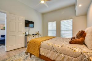 Ένα ή περισσότερα κρεβάτια σε δωμάτιο στο Luxe Pasadena Casita with Fireplace and Grill