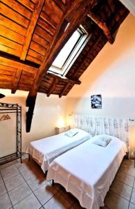Tempat tidur dalam kamar di Gîte Poulenc - La Grange de Rocamadour