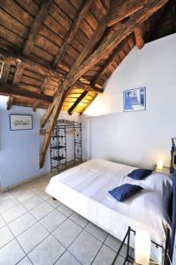 A bed or beds in a room at Gîte Poulenc - La Grange de Rocamadour