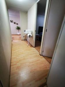 - un couloir avec une table et un bureau dans la chambre dans l'établissement Hermoso departamento en condominio, à Tacna