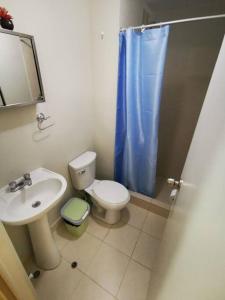 a bathroom with a sink and a toilet and a shower at Hermoso departamento en condominio in Tacna