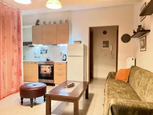 un soggiorno con un divano e un tavolo di Dimitri's House a Nauplia