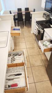 Imagen de la galería de Private, Spacious, 4x Queen, 300 MBPS Internet with Backyard!, en Hemet 18 fotos más